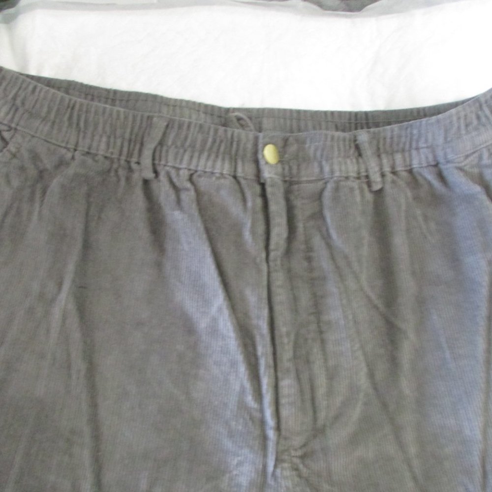 MEN'S GREY CORDUROY FLANNEL LINED PANTS.   SIZE 44M.   NEW NO TAGS    (P10)